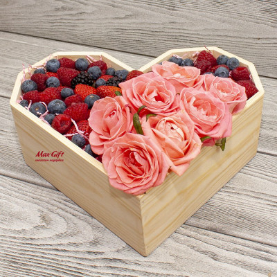 Ягодная композиция с цветами «Мечты сбываются»