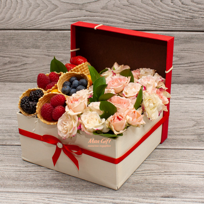 Цветочная композиция с ягодами «Глория»