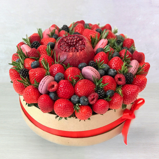 Клубника с макарунами и гранатом