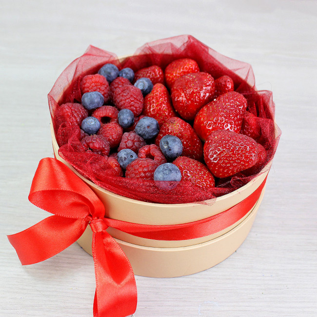 Клубника с малиной и голубикой в коробке