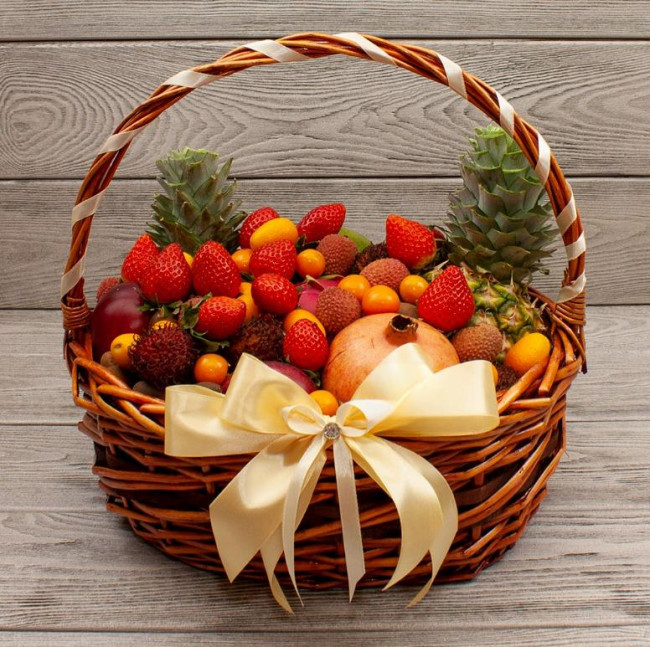 Фруктовая корзина с ягодами «Ananas»