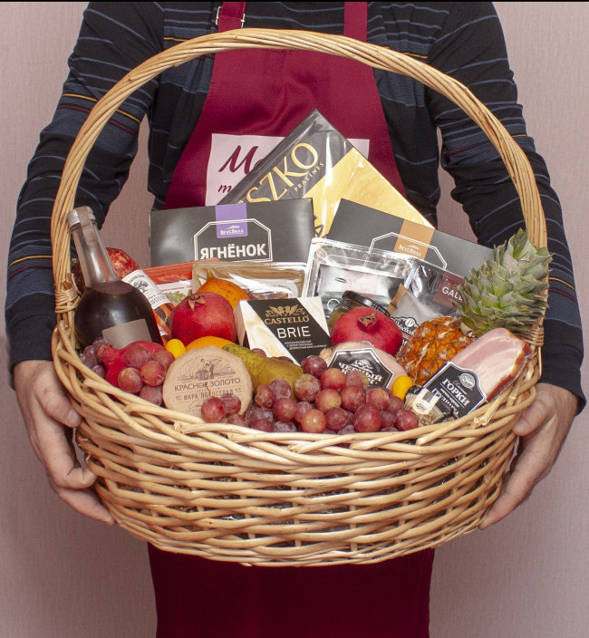 Фруктовая корзина с сыром и фрутками «Гигант»
