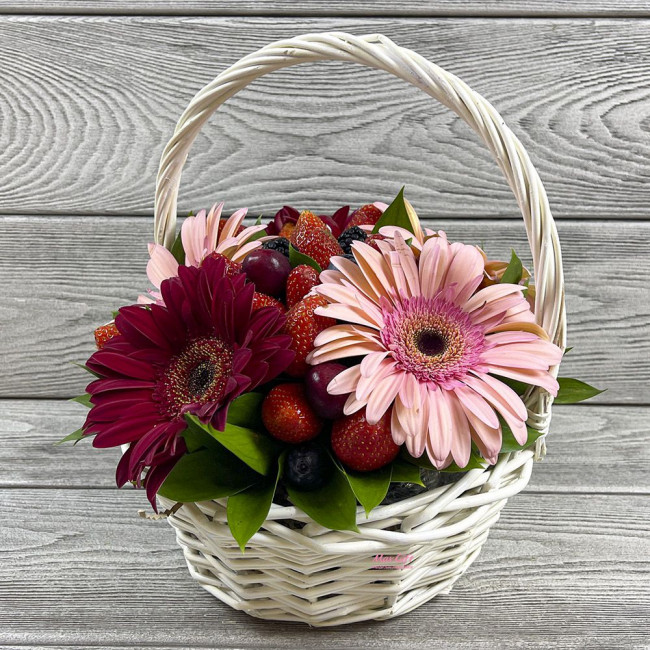 Фруктовая композиция с цветами “Каролина”