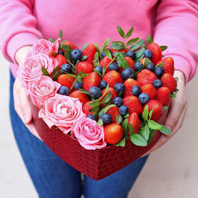 Клубничное сердце с голубикой и розами
