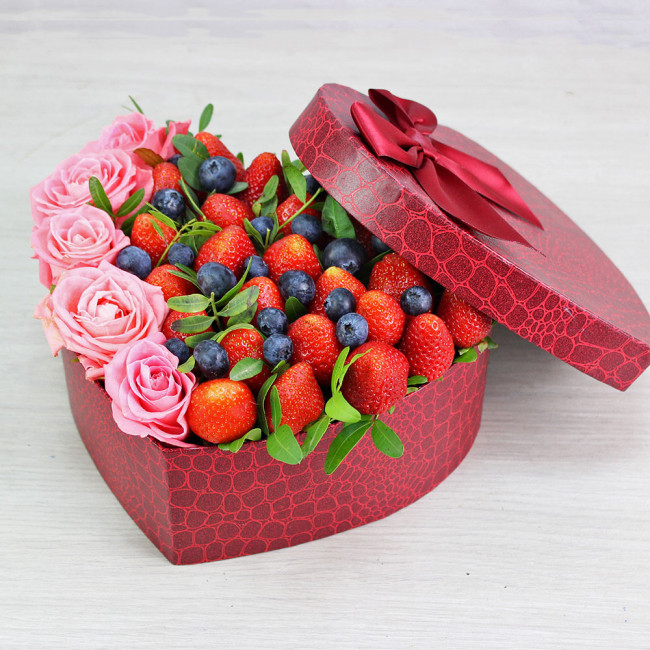 Клубничное сердце с голубикой и розами