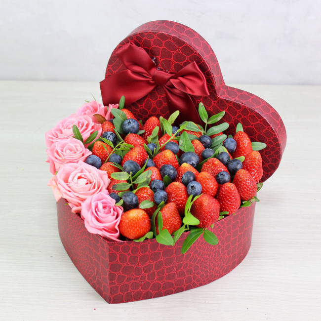 Клубничное сердце с голубикой и розами