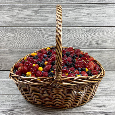 Ягодная корзина «История любви»