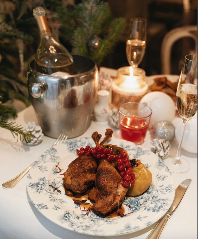 Утиные ножки конфи с ягодным соусом 4 шт 