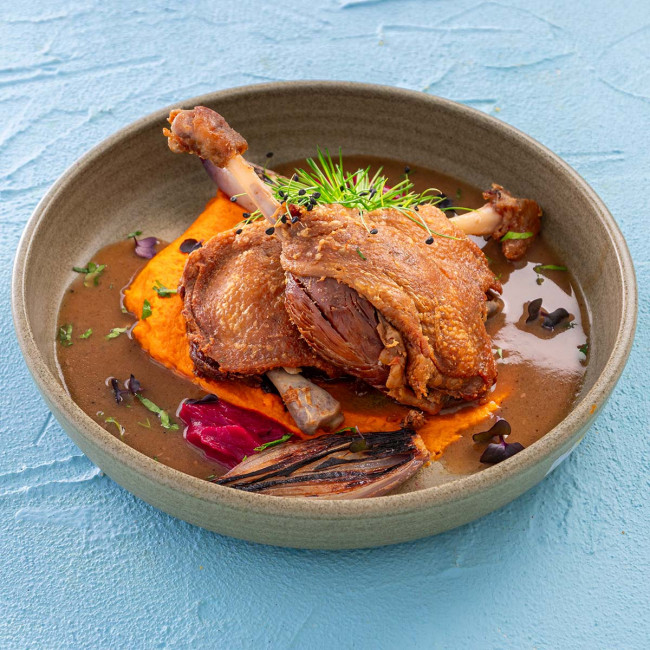 Утиные ножки конфи с ягодным соусом 4 шт 