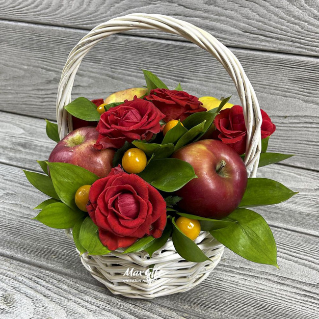 Фруктовая композиция с цветами и фруктами «Валенсия»
