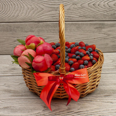 Ягодная корзина с цветами «Июнь»