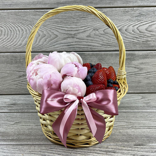 Ягодная корзина с цветами «Июнь»