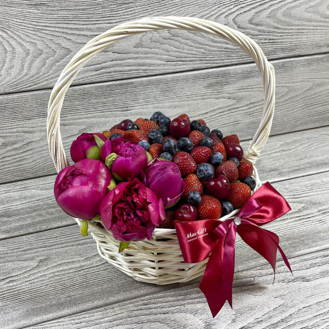 Ягодная корзина с цветами «Июнь»