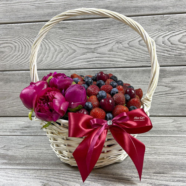 Ягодная корзина с цветами «Июнь»
