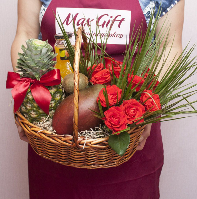 Фруктовая корзина с цветами «Пальмовая симфония»