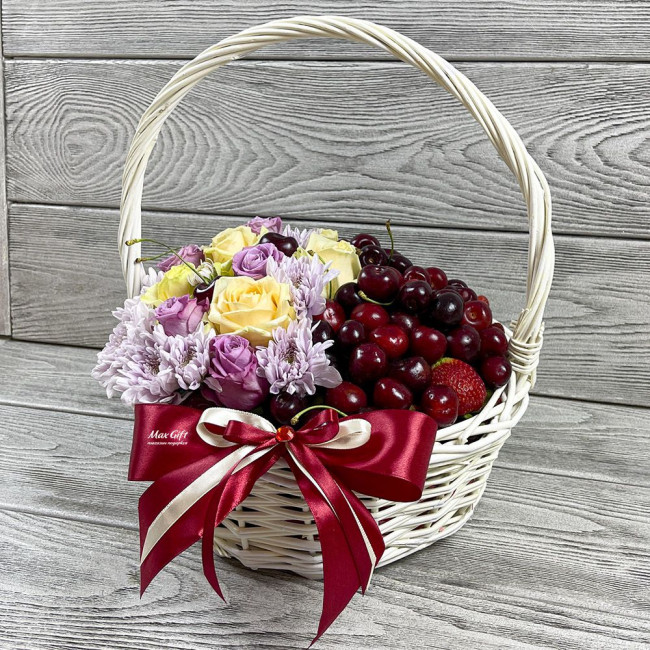 Ягодная корзина с цветами «Ягодная хризантемка»