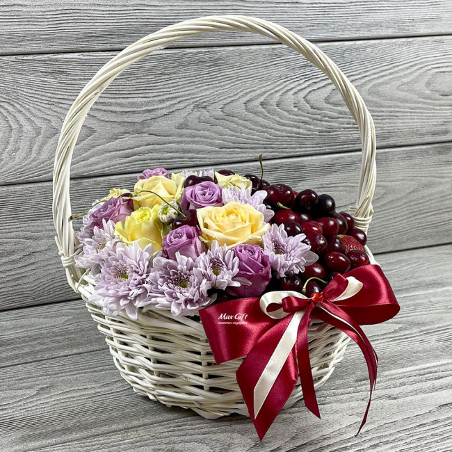 Ягодная корзина с цветами «Ягодная хризантемка»