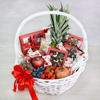 Подарочная корзина и конфетами №88