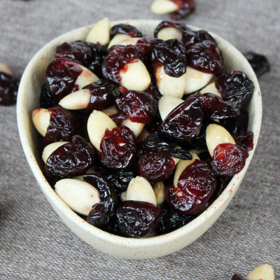 Черешня вяленая с миндалем Черешня вяленая с миндалем