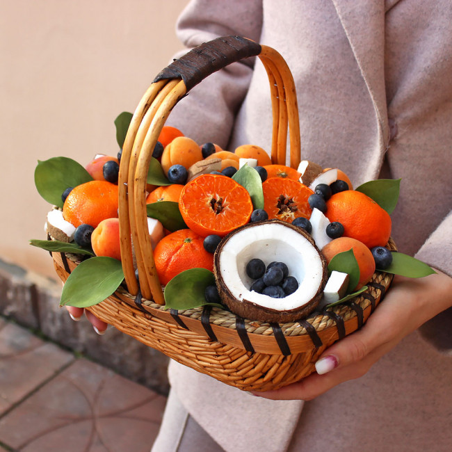 Корзина с мандаринами и кокосом №50