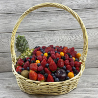 Фруктовая корзина с клубникой «Время любить»