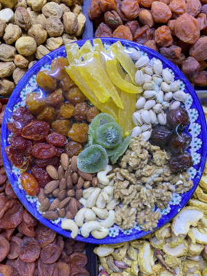 Набор сухофруктов и орехов на керамической терелке 1 набор