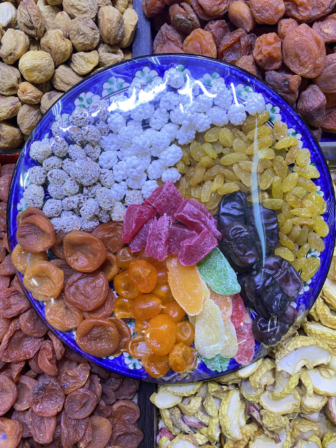 Набор сухофруктов и орехов на керамической терелке 1 набор