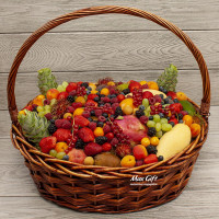 Большая корзина фруктов и ягод «Высшее общество»