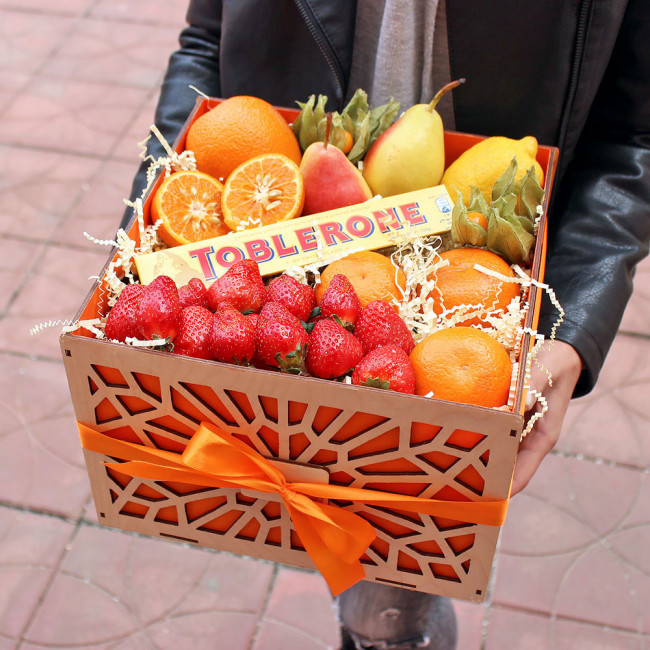 Фрукты в подарочной деревянной коробке "Оранж"