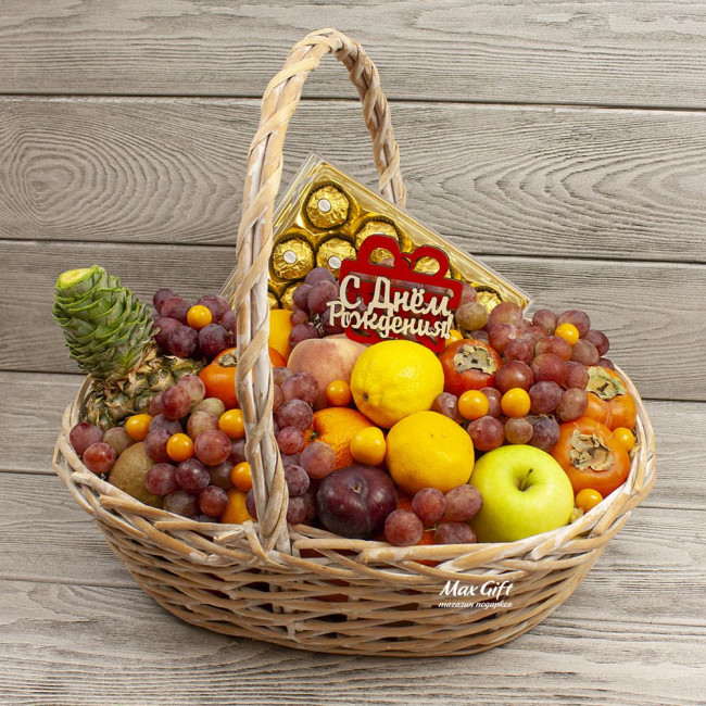 Корзина с фруктами и конфетами «Сезонная»