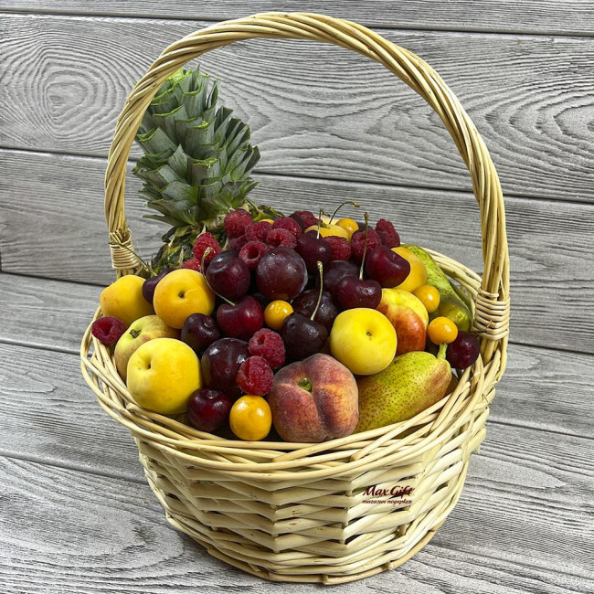 Фруктовая корзина с малиной «Солнечная»