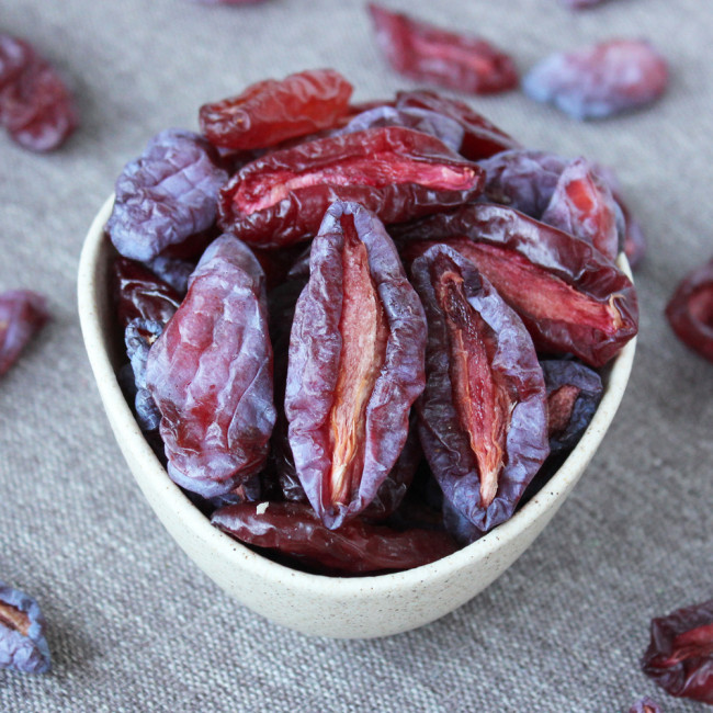 Слива красная сушеная половинки