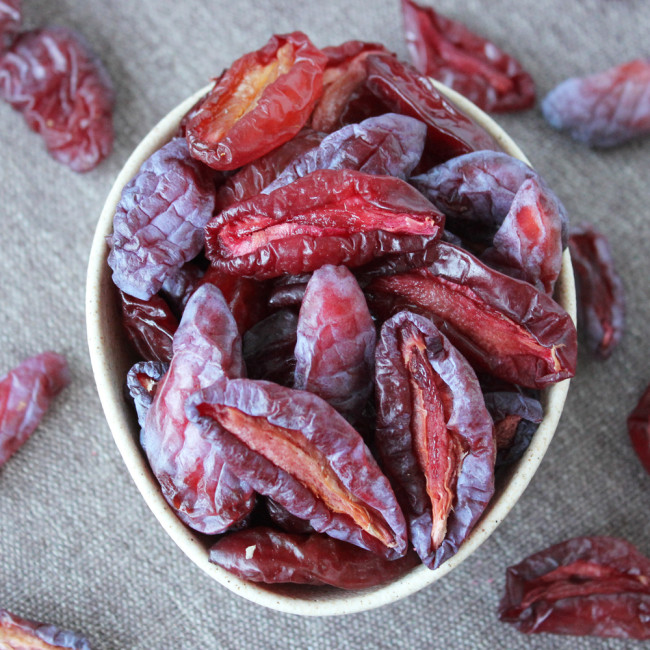 Слива красная сушеная половинки