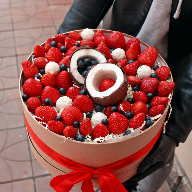 Подарочная фруктовая коробка "Клубника-Кокос"