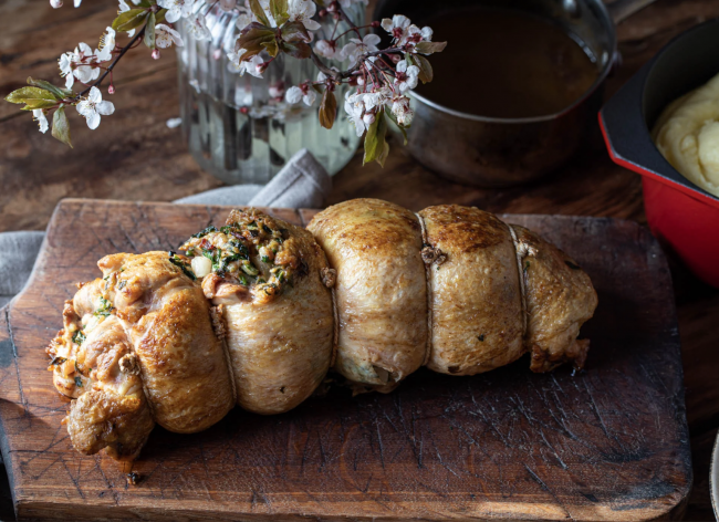 Куриный рулет с зеленью и сыром от нашего Шеф-повара FS ( примерный вес блюда 1,5-2,5 кг ) 1 кг