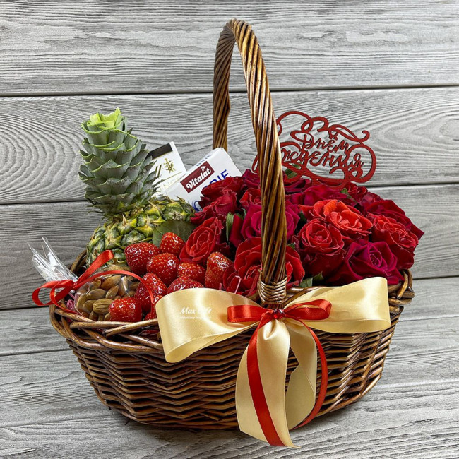 Фруктовая корзина с цветами и фруктами «Розовая долина»