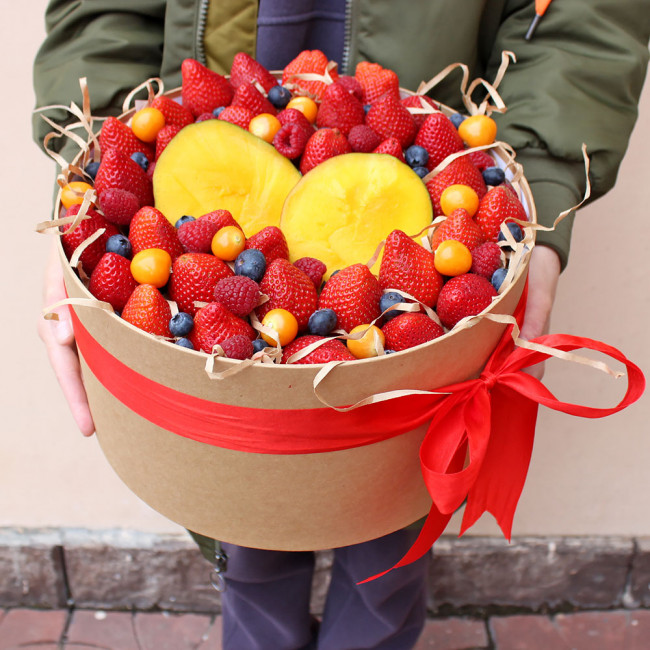 Подарочная фруктовая коробка "Манго-Клубника"