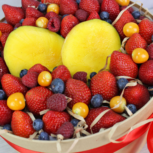 Подарочная фруктовая коробка "Манго-Клубника"