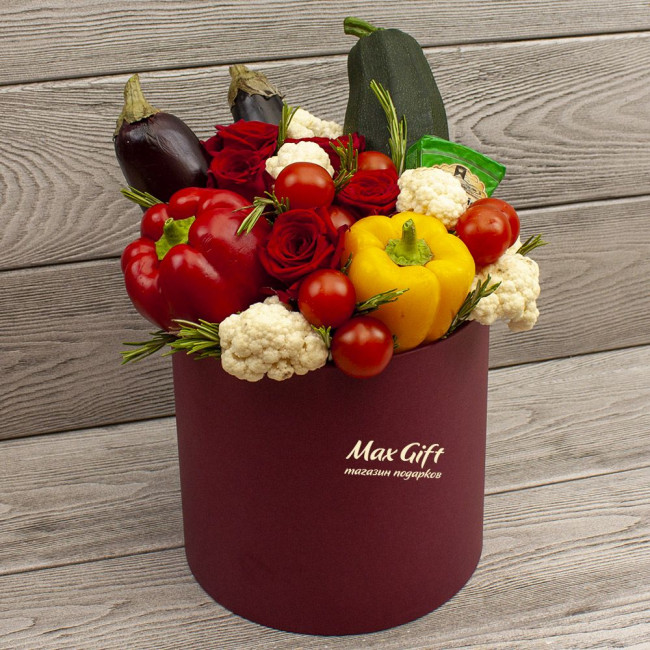 Овощная композиция с цветами «Лёгкий ужин»