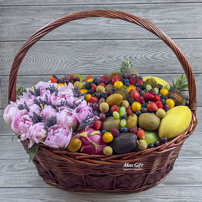 Подарочная корзина с фруктами и цветами «Фруктовое наслаждение»
