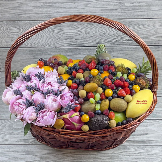Подарочная корзина с фруктами и цветами «Фруктовое наслаждение»