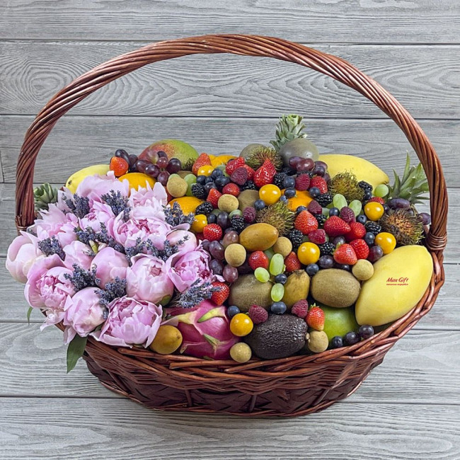 Подарочная корзина с фруктами и цветами «Фруктовое наслаждение»