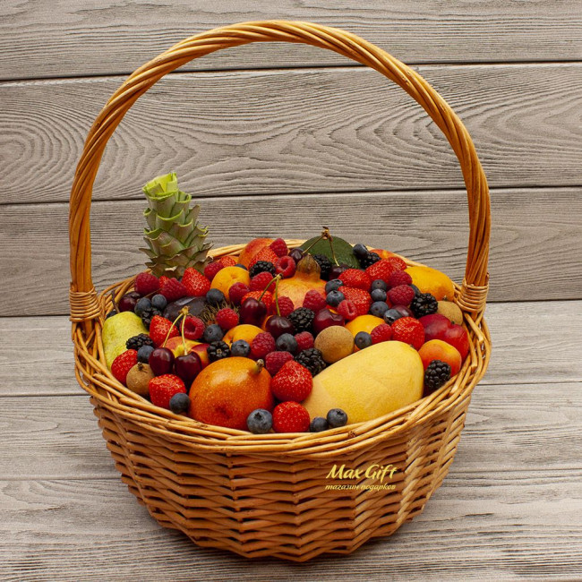 Фруктовая корзина с ягодами “Фруктовое ассорти”
