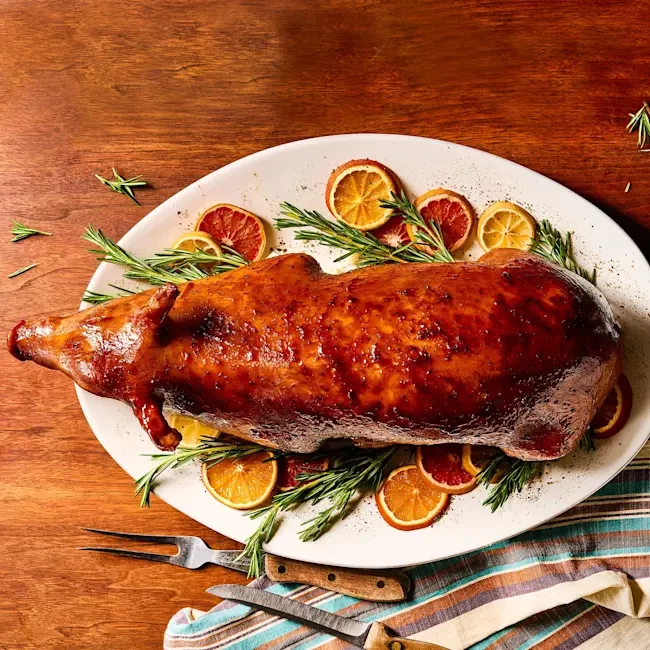 Запечённый фермерский поросёнок от нашего бренд-шефа FS ( примерный вес готового поросёнка 5 - 6 кг) 1 кг