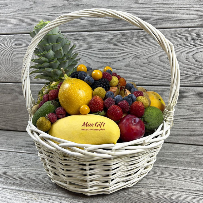 Корзина с фруктами и ягодами «Вкус лета»