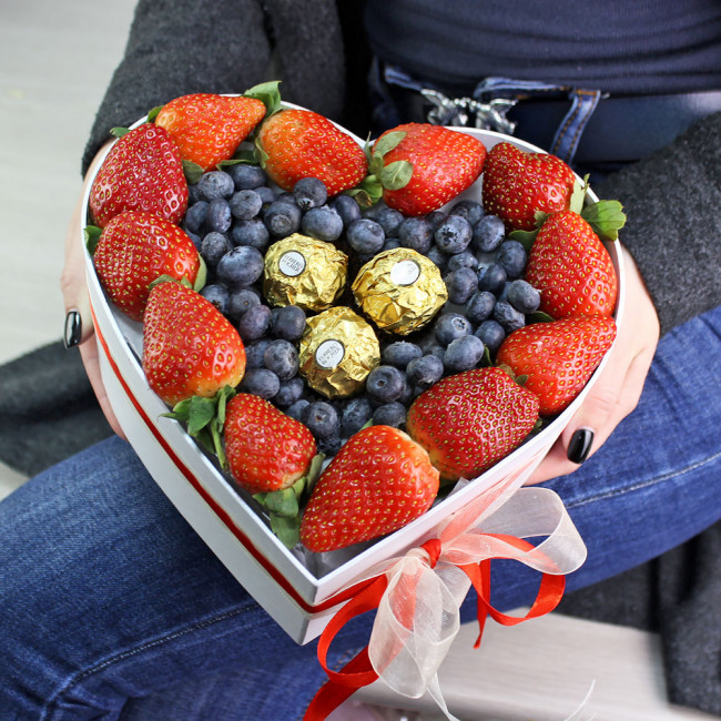 Сердце с клубникой, Ферерро и голубикой