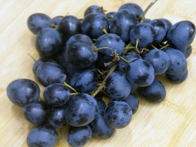 Виноград черный 500 г
