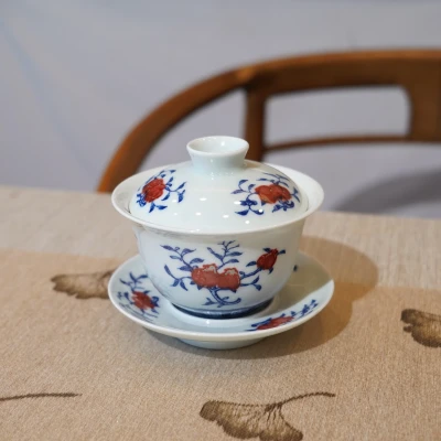 Расписная фарфоровая чаша с крышкой, выполненная в сине-белых тонах, из Цзиндэчжэня, с подглазурной красно-белой ручной росписью.