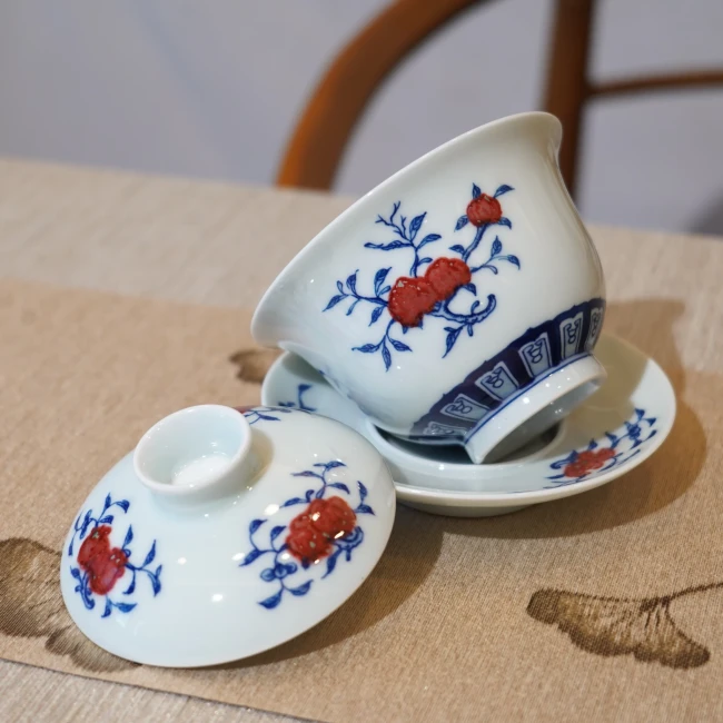 Расписная фарфоровая чаша с крышкой, выполненная в сине-белых тонах, из Цзиндэчжэня, с подглазурной красно-белой ручной росписью.