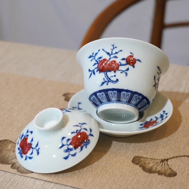 Расписная фарфоровая чаша с крышкой, выполненная в сине-белых тонах, из Цзиндэчжэня, с подглазурной красно-белой ручной росписью.